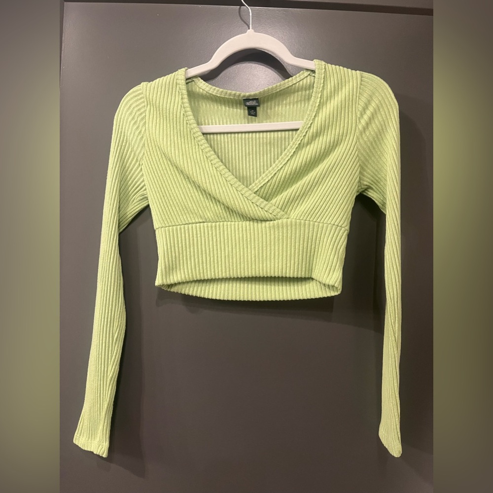 xs cross over v neck cropped long sleeve